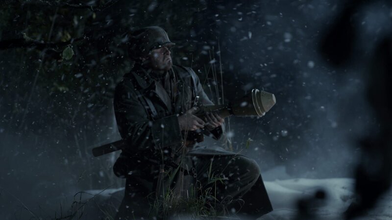 REENACTMENT – Ein deutscher Soldat macht seine Panzerfaust bereit, um auf amerikanische Stellungen zu feuern. – Bild: National Geographic