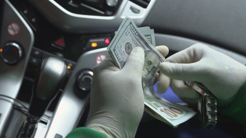 NEW YORK, N.Y.- The watchman is a fake jeweler. His clientele range from the local street drug dealer to people he deals with personally in the music industry. The watchman perfected his sells techniques in the drug game, swapping rocks of crack for fake rocks. – Bild: The National Geographic Channel