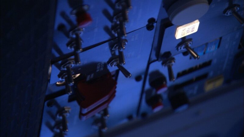 Die Passagiere des Scandinavian Airlines Flugs 751 warten auf den Start. Die Temperaturen in Stockholm sind weit unter null Grad und die Maschine musste bereits zweimal enteist werden. Auf dem Start in die Lüfte folgt eine ohrenbetäubende Explosion. Szenen aus ‚Mayday – Alarm im Cockpit‘. – Bild: KA1D /​ Cineflix