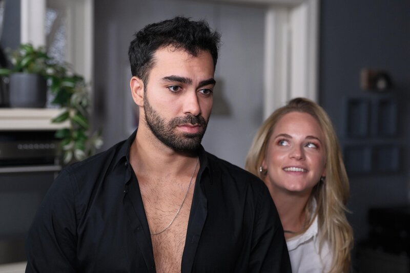 Baris (Metehan Demiröz) traut sich angesichts des Missverhältnisses der Geschenke nicht, Cecilia (Carina Koller) zu fragen, ob sie mit ihm zusammenzieht. – Bild: RTL /​ Stefan Behrens /​ Jetzt oder nie