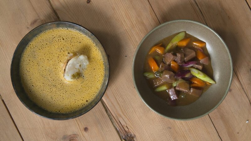 Marcel Ress’ Version der Caldereta de Langosta (Langusteneintopf) und der Lengua amb Taberes (Schweinezunge mit Kapern) – Bild: ZDF/Christoph Butenschön Marcel Ress’ Version der Caldereta de Langosta (Langusteneintopf) und der Lengua amb Taberes (Schweinezunge mit Kapern) – Bild: ZDF/Christoph Butenschön