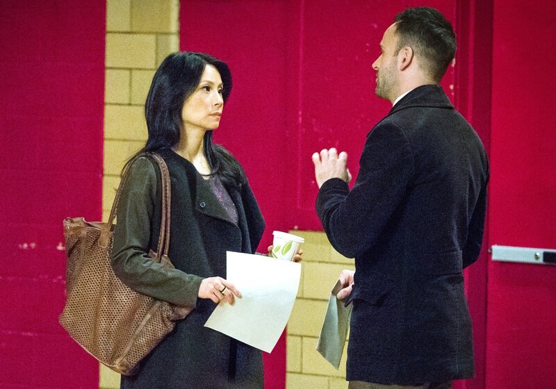 Ihr neuer Fall stellt sie vor große Herausforderungen: Dr. Watson (Lucy Liu, l.) und Sherlock Holmes (Jonny Lee Miller, r.) … – Bild: PLURIMEDIA (CBS Entertainment)