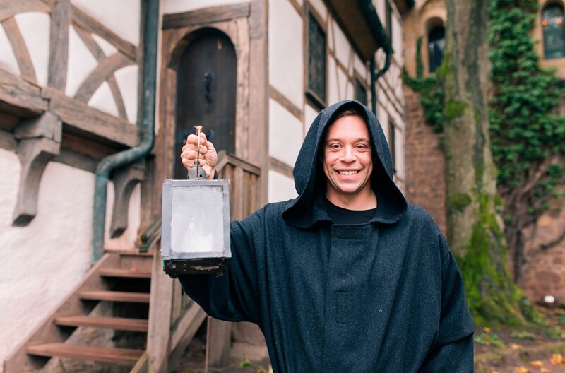 Checker Tobi als Mönch im Hof der Wartburg. – Bild: BR/​megaherz gmbh/​Hans-Florian Hopfner