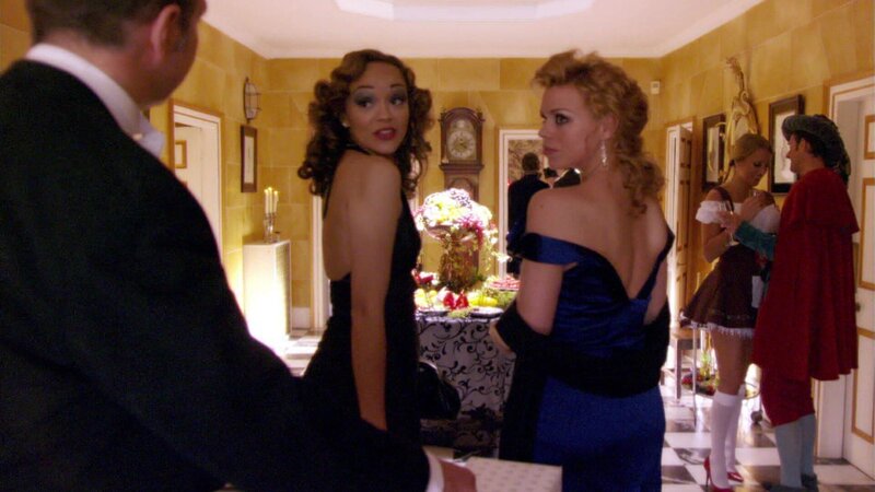 Bambi (Ashley Madekwe, l.) und Belle (Billie Piper) – Bild: RTL /​ Studio Hamburg Enterprises GmbH