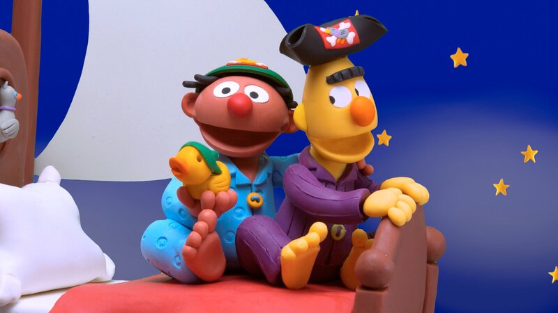 Ernie und Bert erleben die unglaublichsten Abenteuer im Land der Träume. – Bild: NDR/​Sesameworkshop