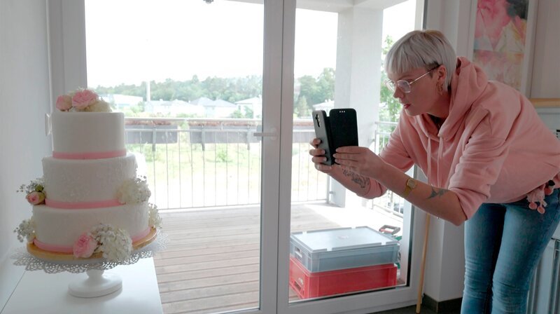 Wenige Kilometer südöstlich von Berlin liegt der Scharmützelsee, das „Märkische Meer“, mit traumhaftem Sandstrand, glitzernden Booten und Künstlerinnen und Künstlern, die hier mitreißende Musik, mehrstöckige Torten und das idyllischste Filmfestival Brandenburgs machen. – Anna Gollus und ihr Tortenwerk. – Bild: rbb/​Dennis Wagner