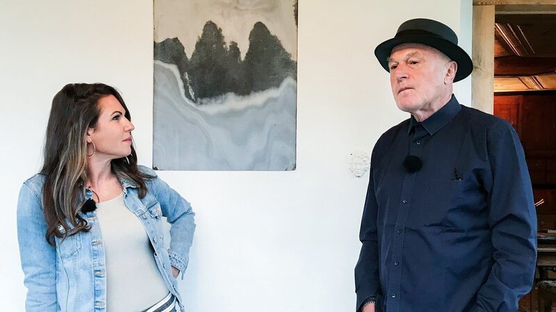 Ding Dong – So wohnen Künstler! Moderatorin Viola Tami mit Not Vital in Sent – Bild: SRF