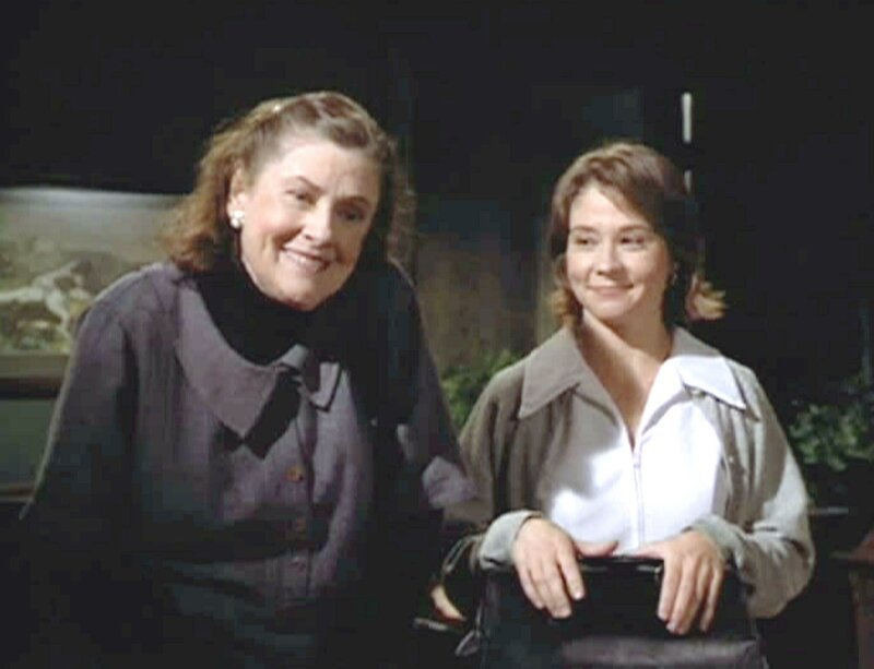 Serena Haynes (Elizabeth Wilson) und die Krankenschwester Lila Nolan (Megan Porter Follows) kümmern sich liebevoll um Serenas schwerkranken Vater. – Bild: Sat.1 Gold