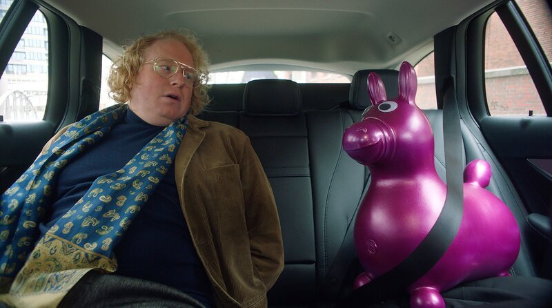 Norman Kunze (Julian Greis) mit seinem Hüpftier. – Bild: NDR