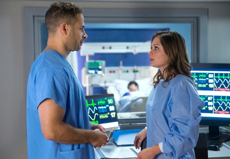 Dr. Moreau (Mike Adler, l.); Anna (Sarah Alles, r.) – Bild: ARD/​Tom Schulze