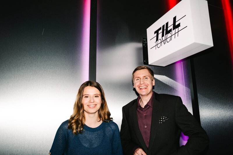 Till Reiners (r.) und Luisa Neubauer (l.) posieren im Studio von „Till Tonight“. – Bild: ZDF und Daniel Dittus