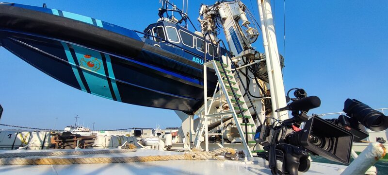 Ein Schiff des Zollüberwachungsdienstes wird auf einen Kran in Vigo, Pontevedra, Spanien, gehoben. – Bild: Courtesy of Disney+