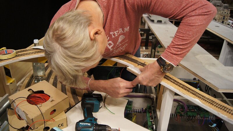 Gleisdoktor Wolfgang Wicht muss Schienen im Amerika-Abschnitt austauschen, weil immer wieder Züge entgleisen. – Bild: RTL /​ SPIEGEL TV