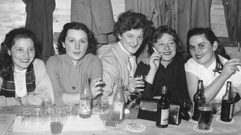 Die wundersame Verwandlung der Arbeiterklasse in Ausländer Junge Italienerinnen im Ausgang, u.a. Gisela Mani (l.), Maria Azzato (M.) und Natalia Mani (2.v.r.), 04.07.1954 in St. Gallen. Copyright: SRF/Archiv für Frauen-, Geschlechter-und Sozialgeschichte Ostschweiz – Bild: SRF/Archiv für Frauen-, Geschlechter-und Sozialgeschichte Ostschweiz Die wundersame Verwandlung der Arbeiterklasse in Ausländer Junge Italienerinnen im Ausgang, u.a. Gisela Mani (l.), Maria Azzato (M.) und Natalia Mani (2.v.r.), 04.07.1954 in St. Gallen. Copyright: SRF/Archiv für Frauen-, Geschlechter-und Sozialgeschichte Ostschweiz – Bild: SRF/Archiv für Frauen-, Geschlechter-und Sozialgeschichte Ostschweiz