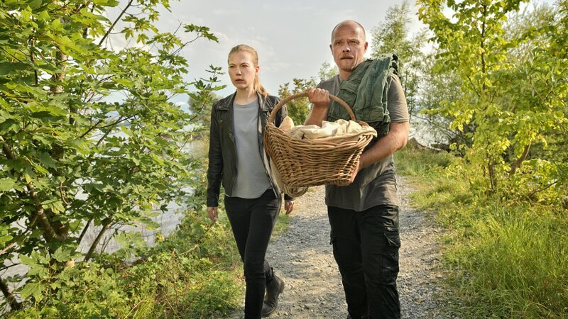 Hannah Zeiler (Nora Waldstätten) und Micha Oberländer (Matthias Koeberlin) konnten das Baby retten. – Bild: ZDF und Patrick Pfeiffer