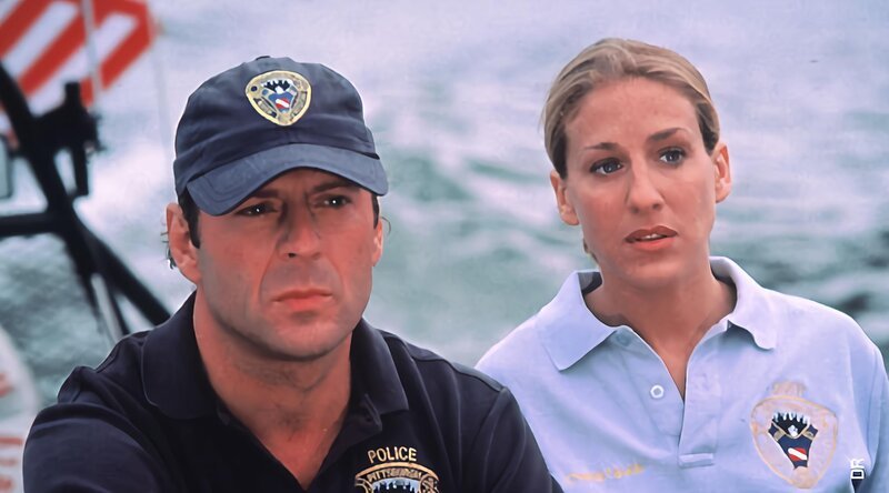 Ein Serienkiller treibt in Pittsburgh sein Unwesen. Als Polizist Tom Hardy (Bruce Willis) die Theorie äußert, der Täter müsse aus den eigenen Reihen kommen, wird er zum Wasserschutz strafversetzt. Das Morden beginnt von Neuem. Opfer sind Toms ehemalige Geliebte. Harding will mit Hilfe seiner Partnerin Jo (Sarah Jessica Parker) den Killer zur Strecke bringen.  – Bild: TF1 SA /​ FNHD