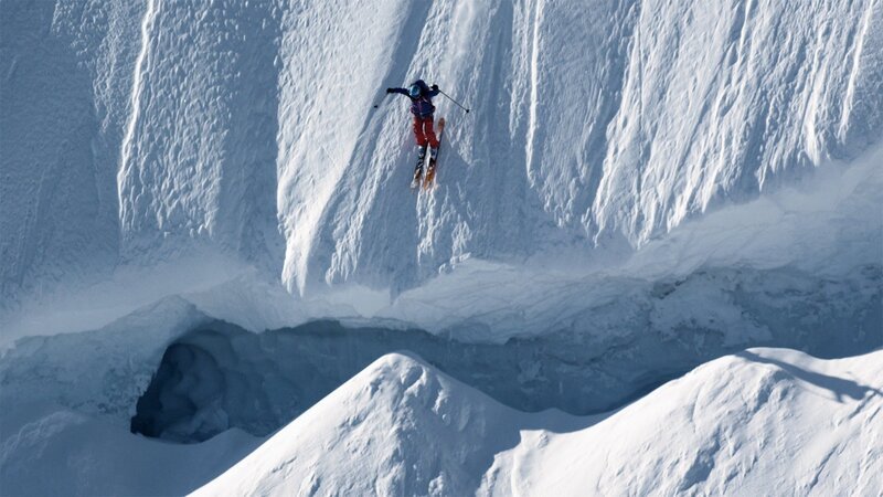 Angel Collinson springt über eine Gletscherspalte, während sie auf Skiern einen Berg in Alaska hinunterfährt. (obligatorischer Kredit: Teton Gravity Research) – Bild: SRF/​NGC NETWORK US, LLC