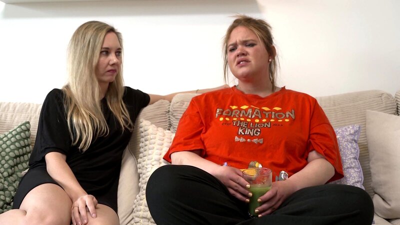 S06E04: Rosa bricht zusammen und Jessi kümmert sich um sie. Nach einem ernsten Gespräch beschließt Rosa, noch einmal mit Leonard zu sprechen, was jedoch katastrophal endet. – Bild: RTLZWEI