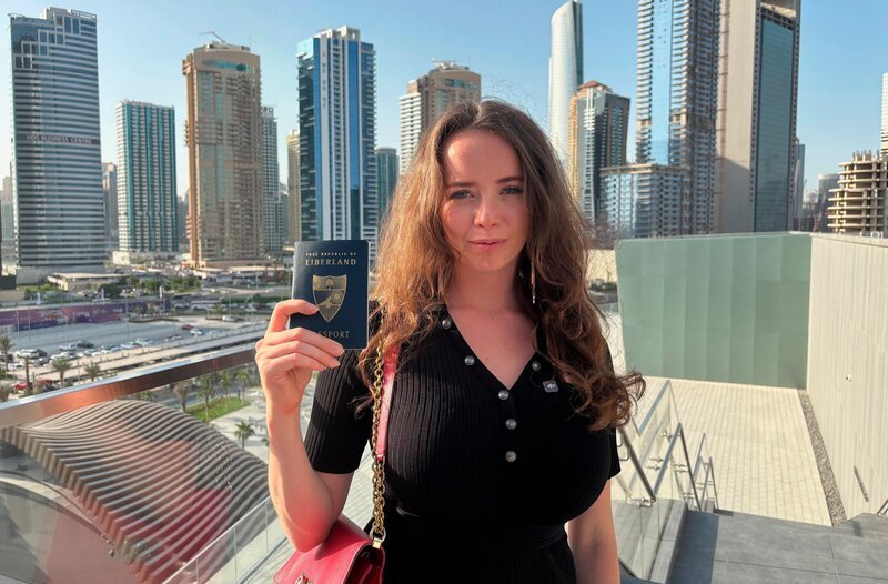 Samuela Davidova ist stolz auf ihren Liberland-Reisepass. – Bild: BR/​Susanne Roser