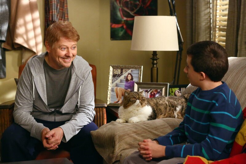 Dr. Fulton (Dave Foley, l.); Brick Heck (Atticus Shaffer, r.) – Bild: MEI2 /​ RTI S.p.A. Interactive Media – P.Iva 03976881007 – Mediamond S.p.a. /​ RTI spa /​ Gruppo Mediaset