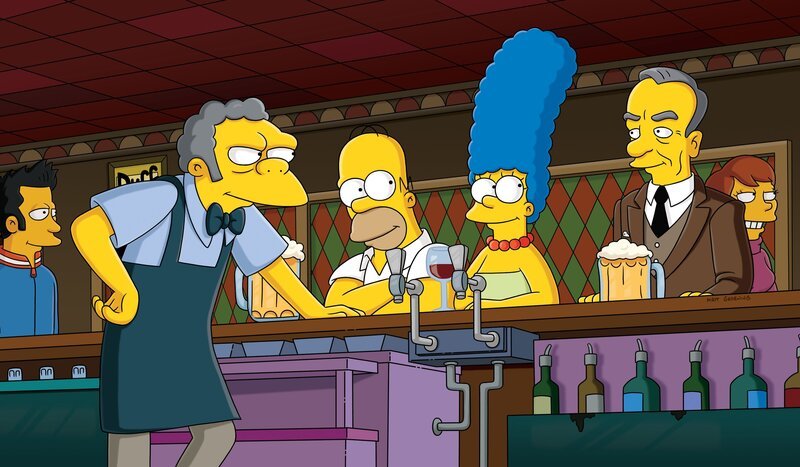 Nach seiner Karriere ist Moe (2.v.l.) wieder zurück in seiner Bar, wo er Besuch von Homer (3.v.l.), Marge (M.) und Mr. Murdock (2.v.r.) bekommt … – Bild: und TM Twentieth Century Fox Film Corporation – Alle Rechte vorbehalten Lizenzbild frei
