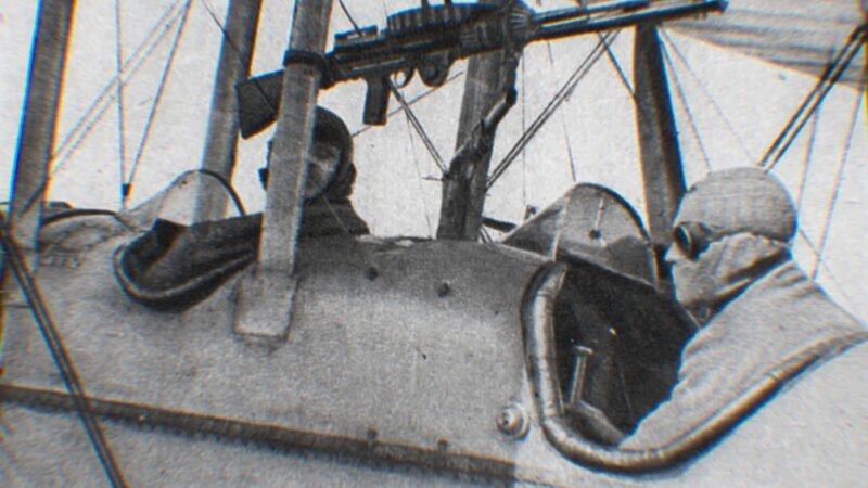 Der Pilot saß im hinteren Teil der BE2c, der Beobachter vorne, umgeben von Drähten und Streben. Das Lewis-Maschinengewehr des Beobachters musste nach hinten abgefeuert werden, um einen Treffer der Propeller zu vermeiden. – Bild: THE HISTORY CHANNEL /​ Tvf
