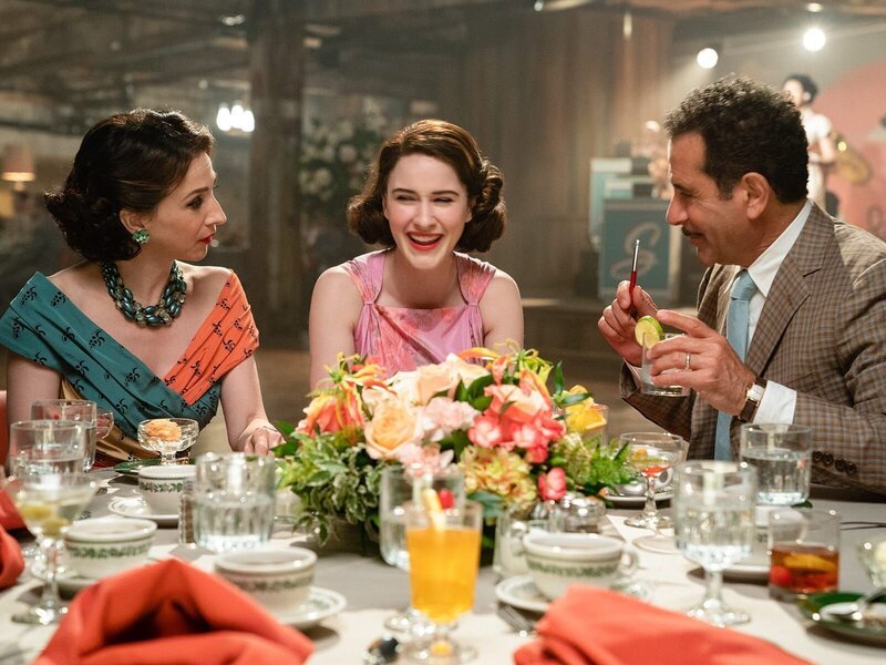 L-R: Rose Weissman (Marin Hinkle), Miriam ‚Midge‘ Maisel (Rachel Brosnahan), Abe Weissman (Tony Shalhoub) – Bild: Amazon
