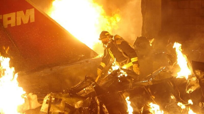 Reenactment: Feuerwehrleute löschen nach dem Absturz eines Airbus A-320 am Flughafen Kongonhas in Sao Paulo das Inferno in der Nähe des Heckteils. – Bild: National Geographic Channel