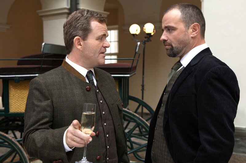 (v.li.): Cornelius Obonya (Bürgermeister Brunner), Juergen Maurer (Josef Wagner). – Bild: ORF III