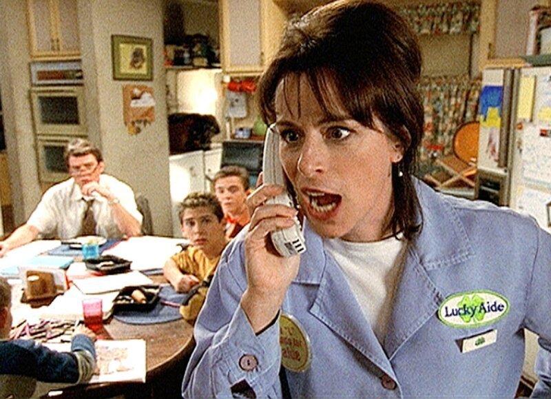 Lois (Jane Kaczmarek) läßt am Telefon ihrem Ärger über einen vermeintlich nicht gerechtfertigten Strafzettel freien Lauf. – Bild: ORF