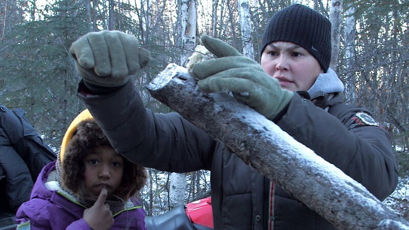 Agnes watches intently as her mother Courtney Agnes shows her the mechanics of setting a trap. – Bild: Discovery Communications /​ Show and Network Promotion