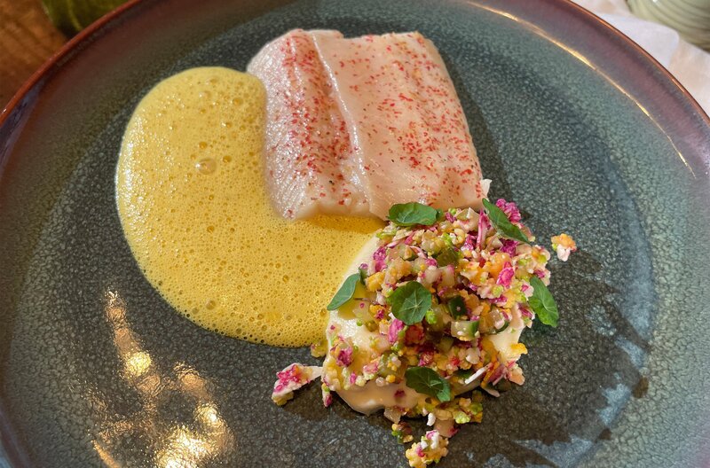 Forelle mit Blumenkohlpüree und Blumenkohlsalat: Sternekoch Harald Rüssel aus Naurath in der Eifel weiht die Zuschauer:innen in die Geheimnisse seiner Handwerkskunst ein. – Bild: SWR