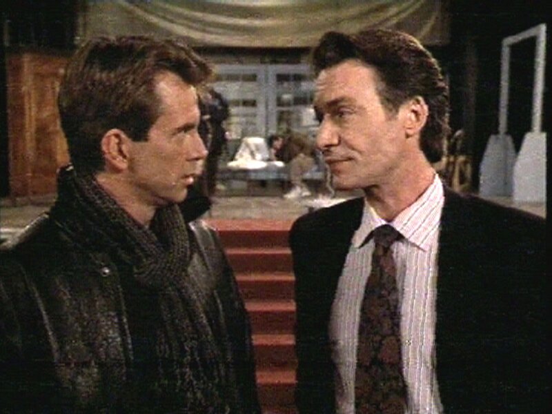 Poduzent Martin Kramer (Robin Sachs) und der Regisseur Peter Drew (Davis Gaines) streiten sich um die Besetzung eines Theaterstücks. – Bild: Sat.1 Gold