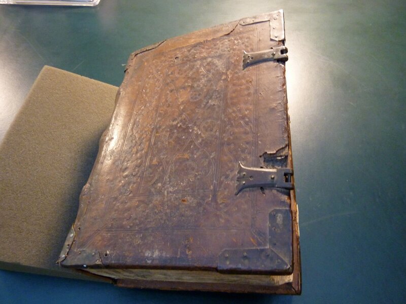 Berlin, Deutschland: 2. Auflage Malleus Maleficarum. Der Malleus Maleficarum (lateinisch für „Der Hexenhammer“) ist eine berühmte Abhandlung über Hexen, die von Heinrich Kramer verfasst wurde. Mit dem Malleus sollte versucht werden, systematisch Argumente zu widerlegen, die besagen, dass es keine Hexerei gibt, diejenigen zu diskreditieren, die sich skeptisch über die Realität der Hexerei äußerten, zu behaupten, dass es sich bei Hexen häufiger um Frauen als um Männer handelt, und die Richter über die Verfahren aufzuklären, mit denen sie ermittelt und verurteilt werden können. – Bild: National Geographic Channel