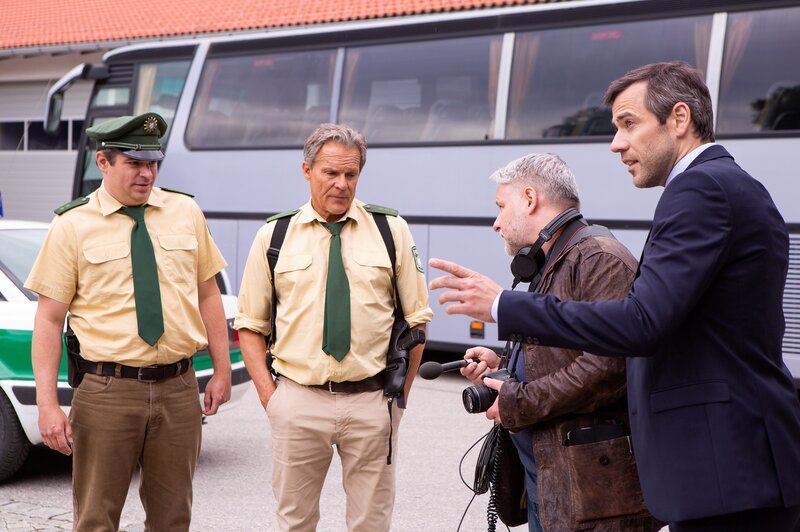 Hubert (Christian Tramitz, 2.v.l.) und Riedl (Paul Sedlmeir, l.) platzen in die Firmenübergabe von Thomas Brenner (Andreas Thiele, r. mit Komparse, 2.v.r.). – Bild: Eine Produktion der Leonine Licensing GmbH und Entertainment Factory Film- und Fernsehproduktions GmbH im Auftrag von ARD Werbung und ARD für Das Erste