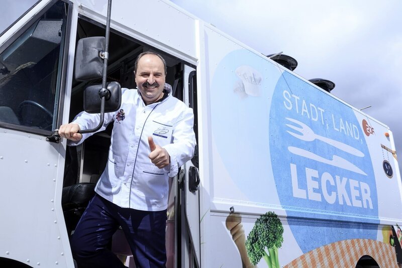 Johann Lafer am Küchen-Truck. – Bild: PLURIMEDIA (ZDF /​ Dirk Eisermann)