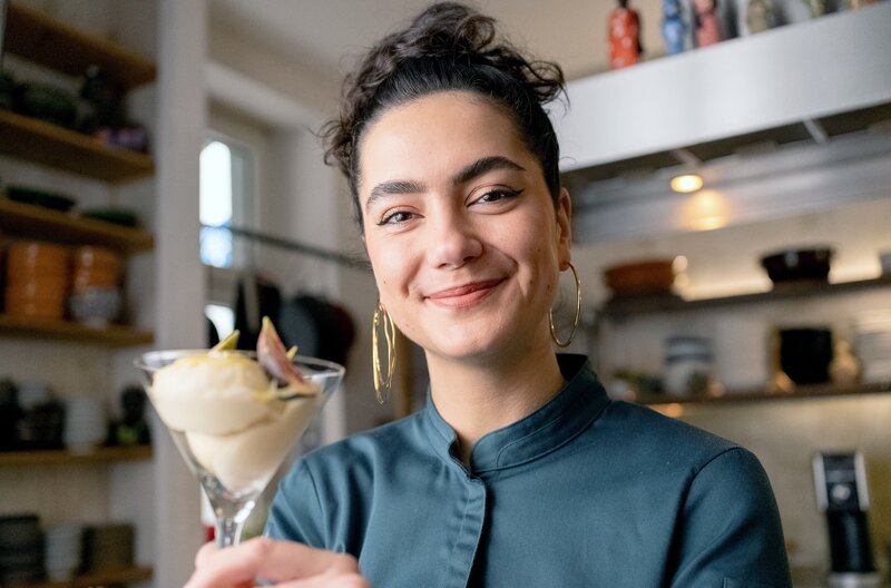 Lucie zeigt, wie man aus Honig ein leckeres Eis macht. – Bild: Benjamin Wistorf