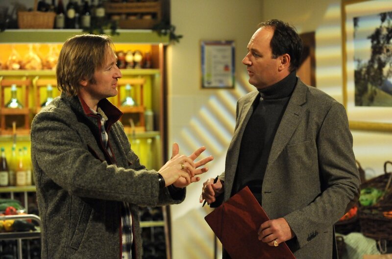 Hubert hat einen wichtigen Auftrag für Gregor. Von links: Hubert Kirchleitner (Bernhard Ulrich) und Gregor Brunner (Holger M. Wilhelm). – Bild: BR/​Marco Orlando Pichler