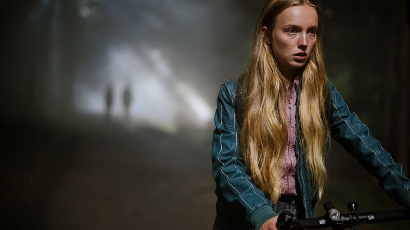 Seit Lisa Abel (Mina-Giselle Rüffer) nach Großstetten gezogen ist, hat sie unheimliche Begegnungen. Das Reich der Toten scheint Kontakt mit ihr aufnehmen zu wollen. – Bild: ZDF und Jan Hromadko /​Bavaria Fiction GmbH