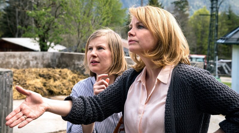 Hanna (Anette Frier) glaubt, für ihre Tochter Beate (Anna Drexler, links) alles entscheiden zu müssen. – Bild: ARD Degeto /​ Marc Reimann