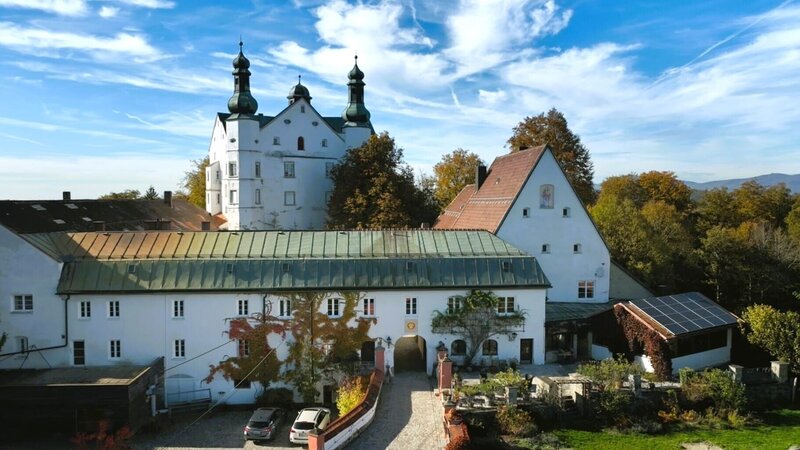 Heute prägen das Hochschloss und die beiden Zwiebeltürme das Bild der Englburg. – Bild: BR
