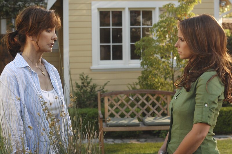Hat Beth (Anne Archer, l.) etwas mit dem Geist zu tun, der Melinda (Jennifer Love Hewitt, r.) seit dem sie aus dem Krankenhaus entlassen wurde, verfolgt. – Bild: ABC Studios