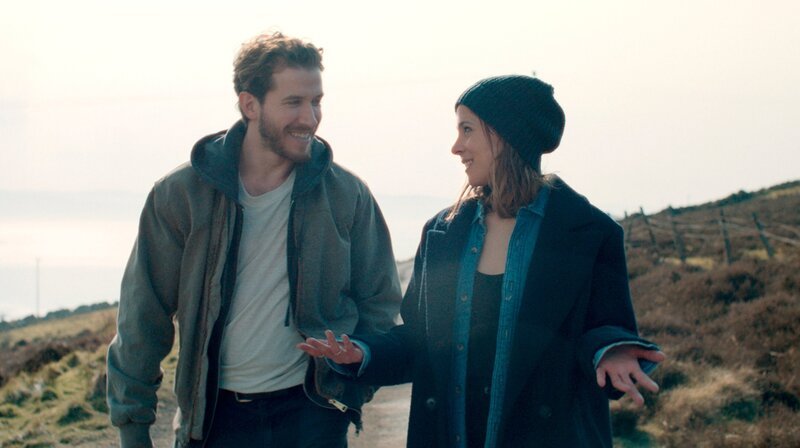 Ian (Chris Fulton) und Kira (Aylin Tezel) im Gespräch beim Spaziergang auf der Isle of Skye. – Bild: WDR/Port au Prince Pictures/Julian Krubasik Ian (Chris Fulton) und Kira (Aylin Tezel) im Gespräch beim Spaziergang auf der Isle of Skye. – Bild: WDR/Port au Prince Pictures/Julian Krubasik
