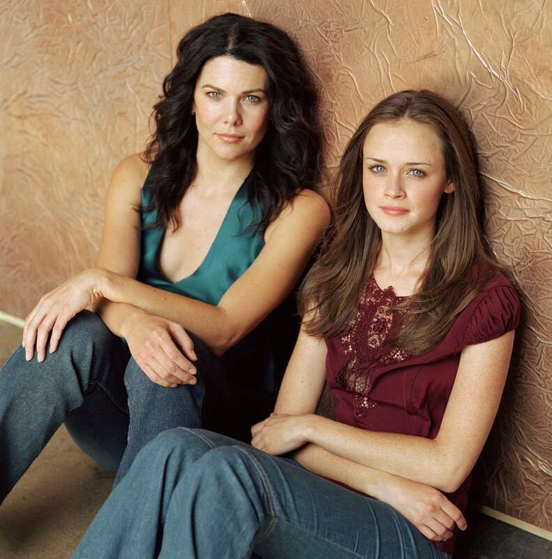 (3. Staffel) – Tag für Tag kämpfen sich Lorelai (Lauren Graham, l.) und Rory (Alexis Bledel, r.) durch große und kleine Schwierigkeiten … – Bild: Turner /​ Warner Bros. Entertainment Inc.