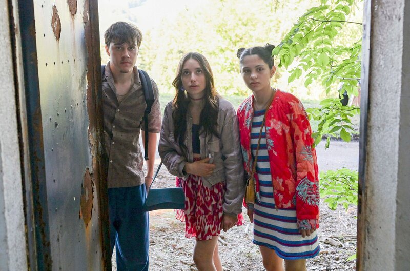 Viktor (Noah Calvin, links) zeigt Shirin (Magdalena Herzberg, Mitte) und Ronja (Kaya Völkers, rechts) einen sogenannten „Lost Place“. So wirklich beeindruckt sind die Mädchen jedoch nicht … – Bild: SWR/​Maria Wiesler