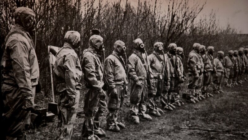 In Schutzanzügen gegen radioaktive Strahlung: „Liquidatoren“, die sich nach der Reaktorkatastrophe von Tschernobyl um die Aufräumarbeiten kümmern. – Bild: ZDF
