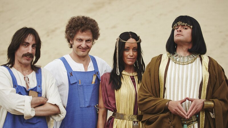 „Sketch History“ zeigt, wie es wirklich zum Bau der Pyramiden kam: Alexander Schubert und Holger Stockhaus als Bauunternehmer, Judith Richter und Max Giermann als Auftraggeber. – Bild: ZDF und Kristof Galgoczi Nemeth