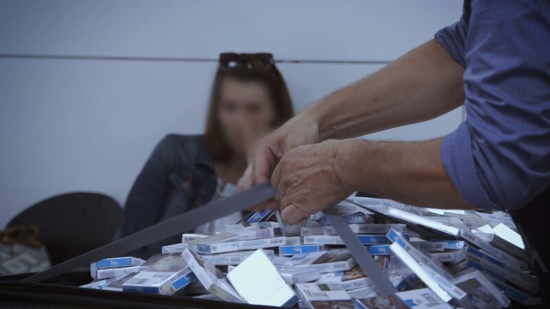 A bag full of cigars. – Bild: Warner Bros. Discovery