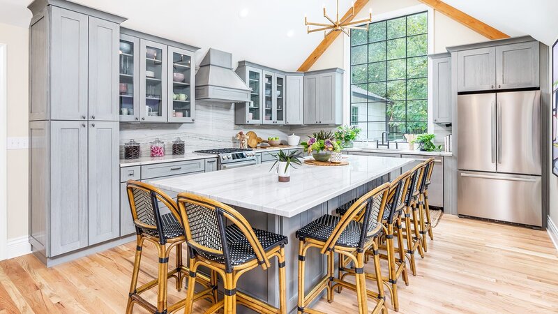 Tamara Day renovated the living room, garage and kitchen – with a sitting area with fireplace and oak parquet, an elegant entrance area, a new kitchen with high ceilings and a loggia. – Bild: HGTV