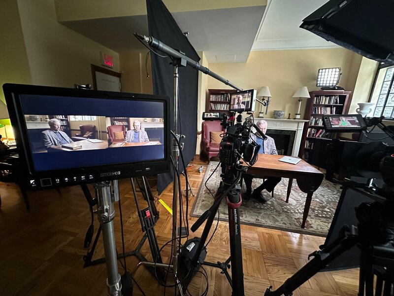 Whitley Strieber wird in New York interviewt. – Bild: National Geographic
